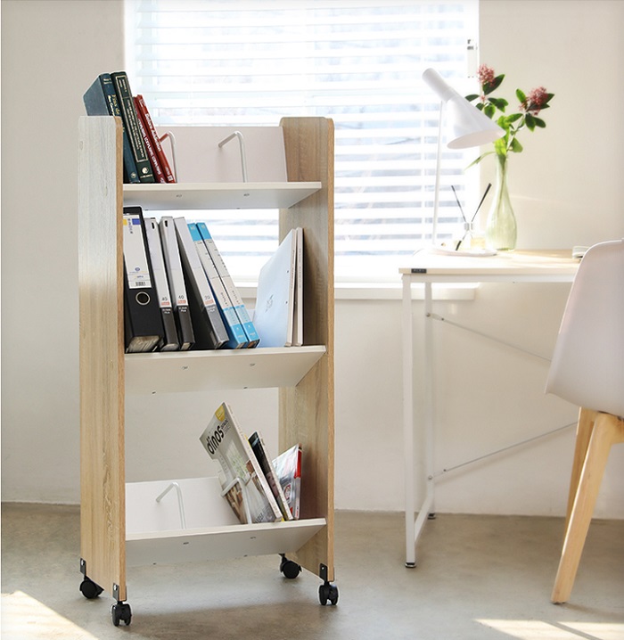 Tủ sách đơn giản có bánh xe giúp dễ dàng di chuyển